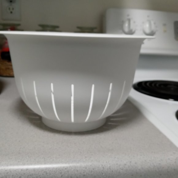 Large White Colander - Picture 1 of 4